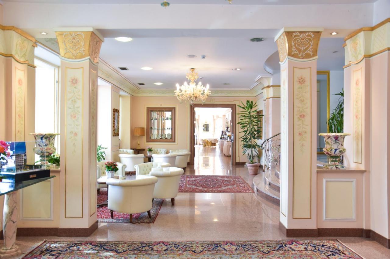 Astoria Hotel 4*